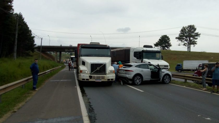 Acidente entre três carros e dois caminhões interrompe fluxo na BR 376