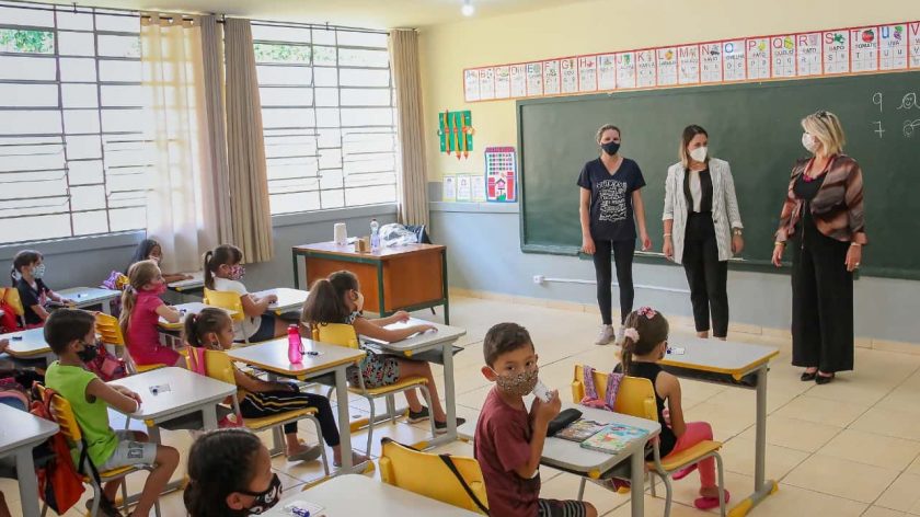 Escolas municipais retornam às aulas 100 presenciais Grande Curitiba