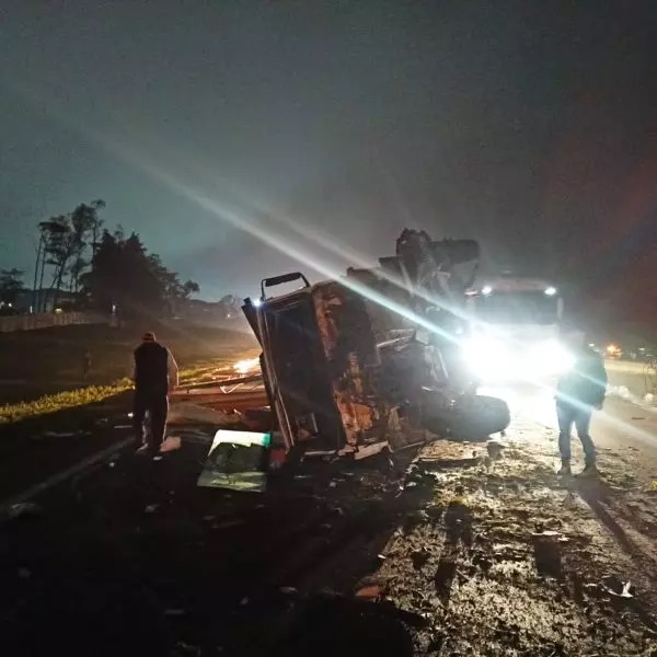 Caminhão que invadiu contramão e matou família estava tacógrafo