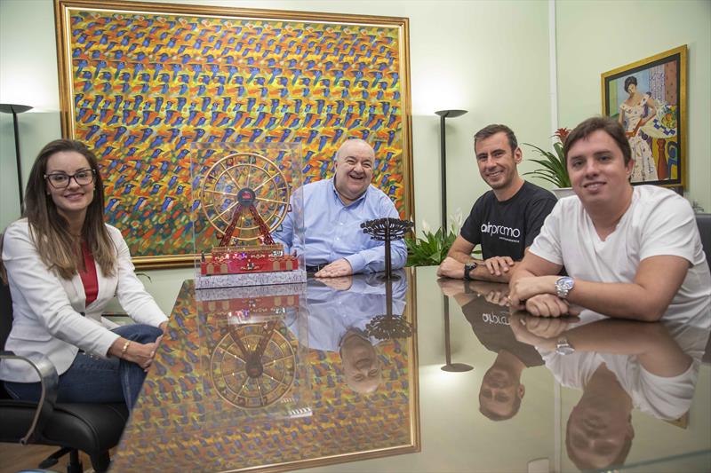 Prefeito Rafael Greca Recebe R Plica Da Roda Gigante O Botic Rio