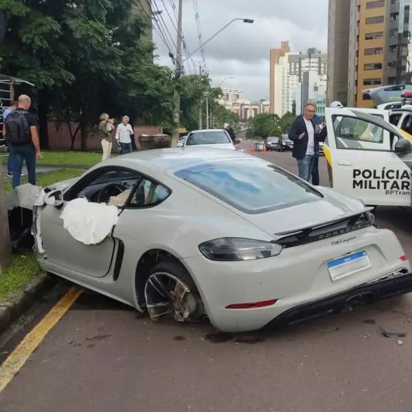 Motorista perde controle e destrói Porsche avaliado em R 1 milhão em